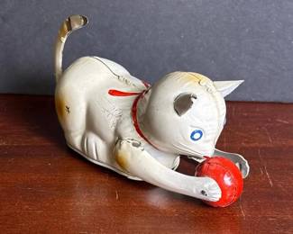 111 vintagetinwindupcattoywithball