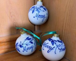 232 threehandpaintedglasschristmasornam