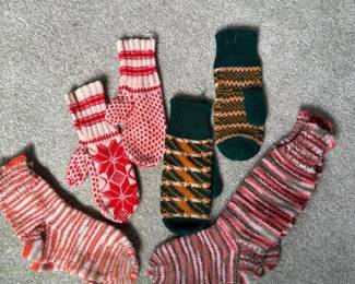 276 handknittedwoolmittensandsocksinn