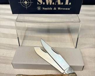 Smith  Wesson S.W.A.T. Bullseye Large Stag Trapper Pocket Knife Model CH501ST. This classic twob