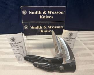 Smith  Wesson Cuttin Horse Folding Knife Set  CH004 Hawkbill  CH006SER Tando Serrated  Boxed