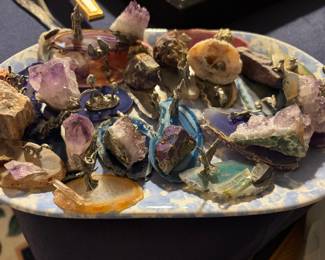 Agates with pewter figurines 