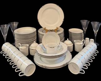 Oscar de la Renta Aegean L5545 Fine China Set with Matching Stemware