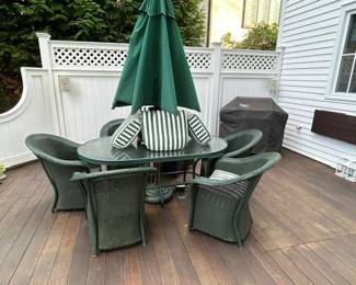 Fabulous Lloyd Flanders Patio Set with cushions and umbrella 