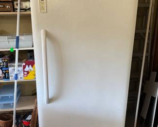 GE Upright freezer, 13 cubit feet, Model FUF17SVCR