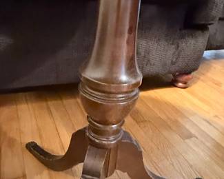 Duncan Phyfe Style Pedestal Accent Table