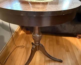 Duncan Phyfe Style Pedestal Accent Table