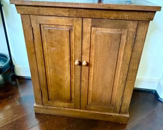 Wood wine cabinet