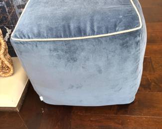 Blue velvet square pouf