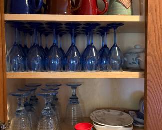 Wine glass, water glasses and mugs.