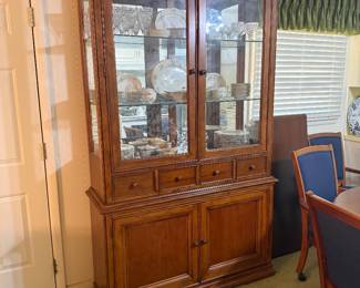 Thomasville Sunlit Cherry China Cabinet