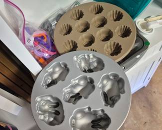 Metal and Silicone Bakeware