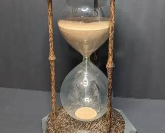 DR001 Hourglass