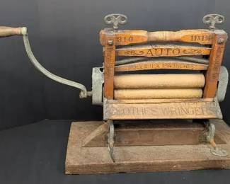 AM005 Antique Clothes Wringer