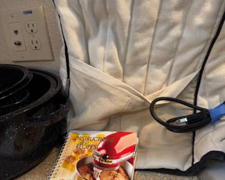 KitchenAid Artisan Tilt-Head Stand Mixer w/Stainless Bowl & Pouring Shield • Wire Wise • Dough Hook • Recipe Book • Genuine KitchenAid fitted mixer Cover
