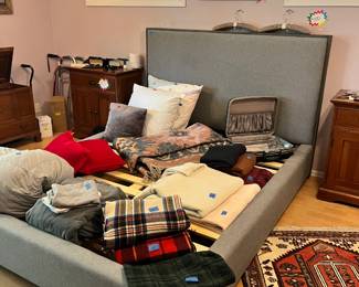 Queen bed in GREAT condition