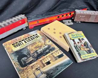 UM385Vintage Model Railroad Train Car And Vintage Books