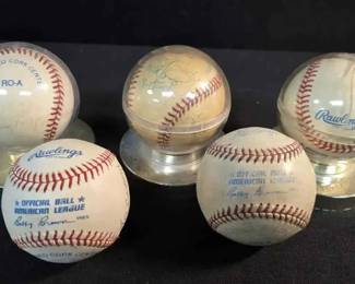UM5265 Signed American League balls