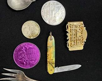 UM398Unique Souvenirs From Around the World Mexican Coin