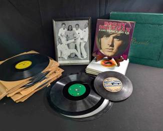 UM368Collector 78s 2 With 45s Platters Autographed Photo