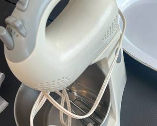 white 2-in-1 kitchen hand mixer