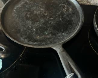 round, flat cast iron griddle pan