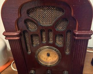Cathedral style tabletop radio