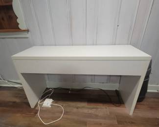 SMALL WHITE TABLE