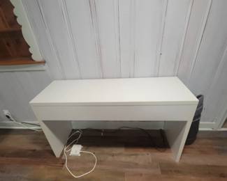 SMALL WHITE TABLE