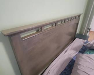 WEATHERED OAK FINISH QUEEN BED