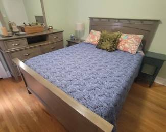 WEATHERED OAK FINISH QUEEN BED