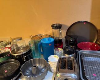 More, kitchenware and small appliances, cake pans, bakeware