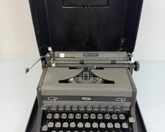 Vintage Royal Quiet De Luxe Manual Typewriter with Original Carrying Case