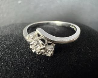 10KP Gold DiamondStyle ThreeStone Ring Size 6 1.57g