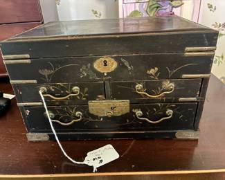 Detailed lacquer jewlery box