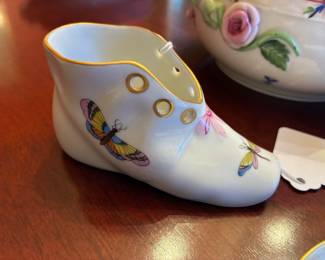 Her end china baby shoe