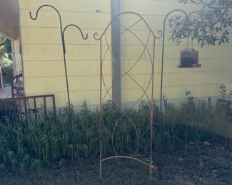 2 Black Sheppards Hooks, 2 Metal Garden Trellis Bird Feeder 5pc