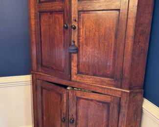 Corner cupboard