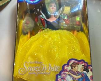 Special Sparkles Snow White Doll