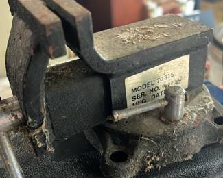 swivel base bench vise with an integrated anvil and pipe jaws