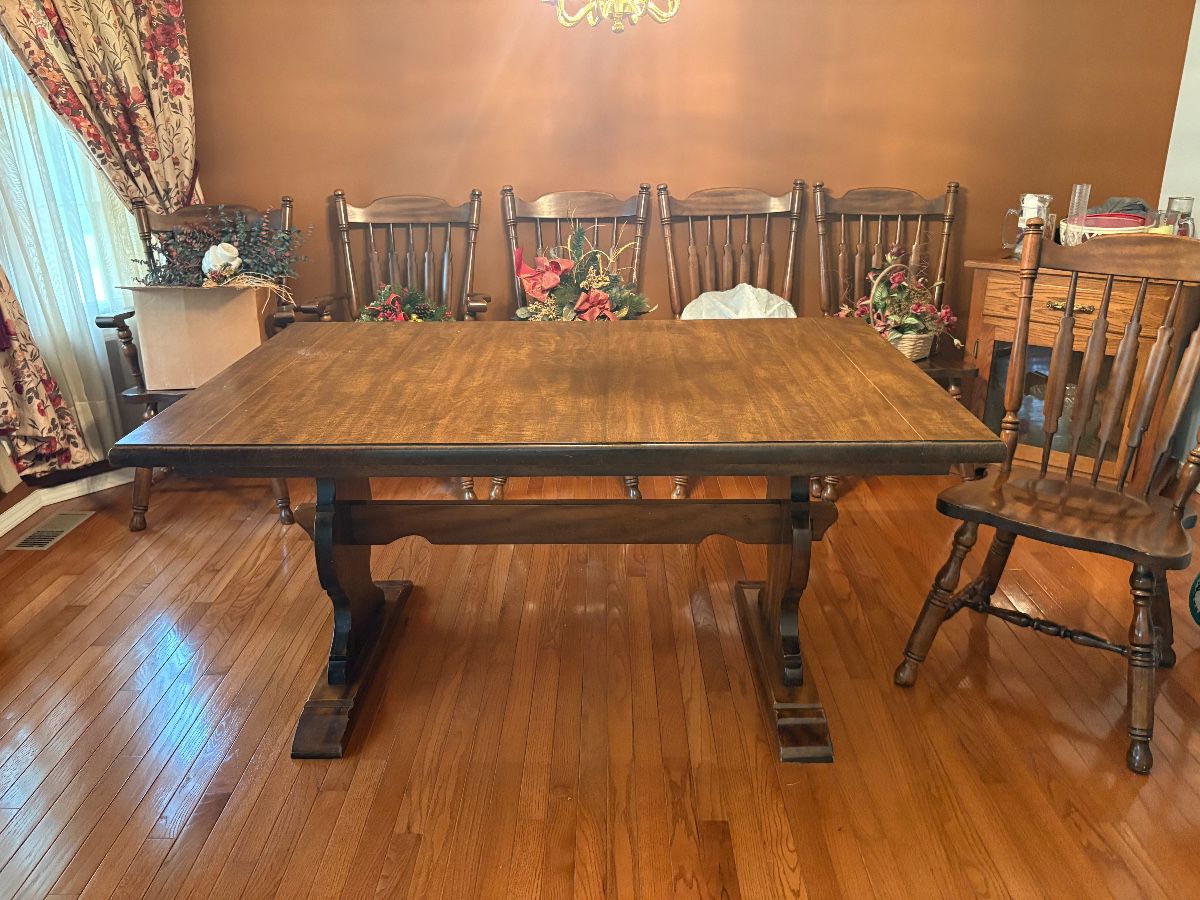 Table 2 leaves and 6 chairs