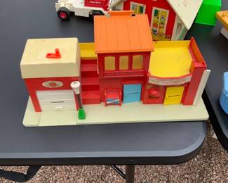 Fisher-Price Little People Garage Playse