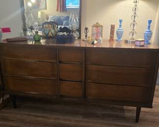 Vintage  Mid-Century Modern Walnut 9-Drawer Dresser w/Mirror