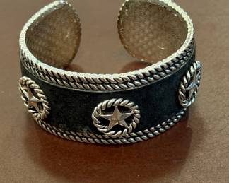 Western-Style Star Motif Cuff Bracelet with Rope Twist Border