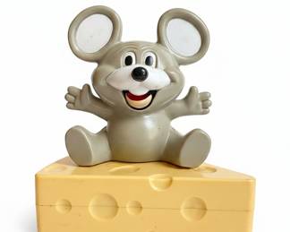 Vintage 1970s Mouse on Cheese Novelty AM/FM Radio
