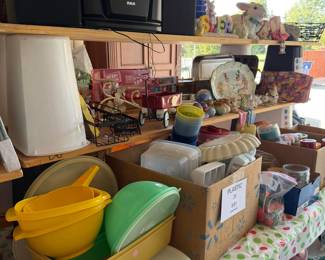 Tupperware, stereo,
