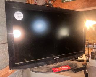 LARGE SAMSUNG TV