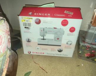 SINGER CLASSIC 44S IN BOX