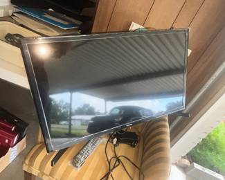 NICE SMALLER SAMSUNG TV w/ REMOTE