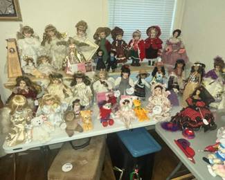 LOTS & LOTS OF DOLLS!